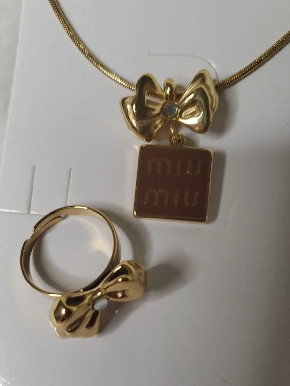 Fashion Jewelry Gold Bow Pendant Necklace with Square Logo Charm